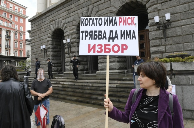 Два протеста събраха малцина в центъра на столицата