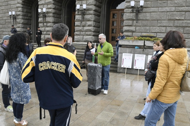 Два протеста събраха малцина в центъра на столицата