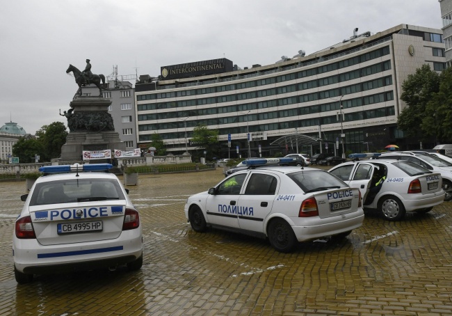 Два протеста събраха малцина в центъра на столицата