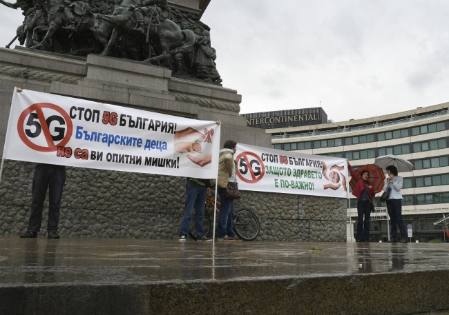 Два протеста събраха малцина в центъра на столицата