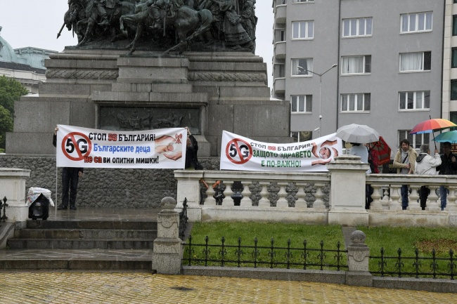 Два протеста събраха малцина в центъра на столицата