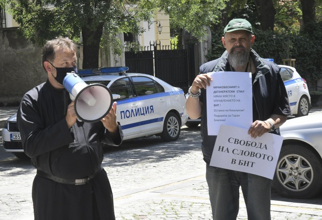 Протест в защита на Горан Благоев и Вяра и общество пред БНТ