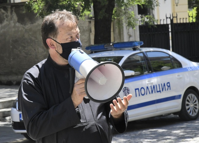 Протест в защита на Горан Благоев и Вяра и общество пред БНТ