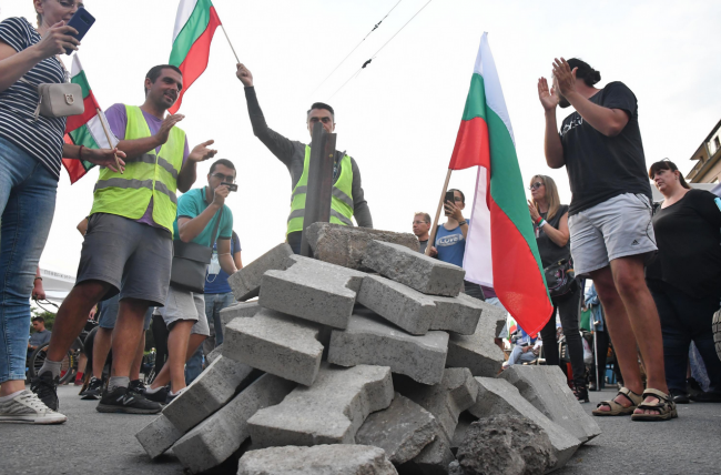 Протестиращите на Орлов мост започнаха да издигат  "паметник на свободата"
