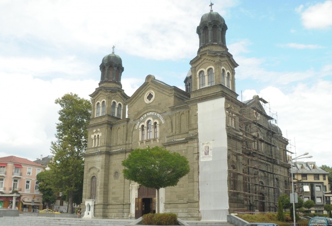 Реставрират вековният катедрален храм Св. св. Кирил и Методий в Бургас