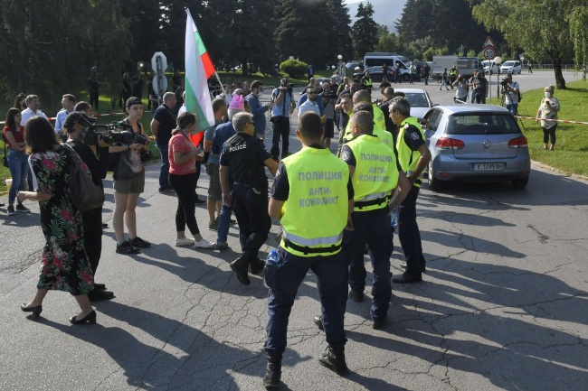 Протестиращи отидоха пред "Бояна"