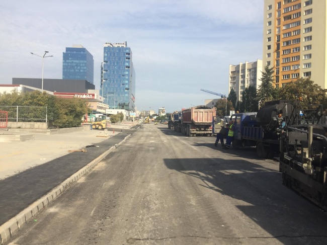 Изпълняват асфалтови работи на бул.“България“
