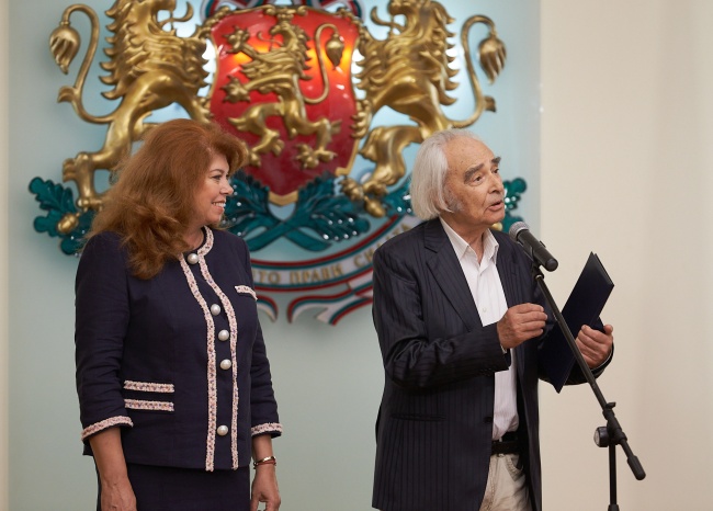 Илияна Йотова удостои акад. Антон Дончев с почетния плакет на вицепрезидента