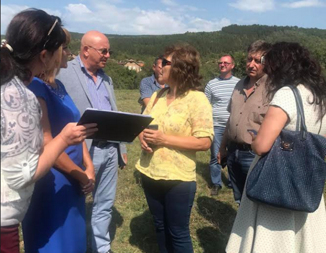 Министър Димитров провери склад за пестициди край село Бели мел