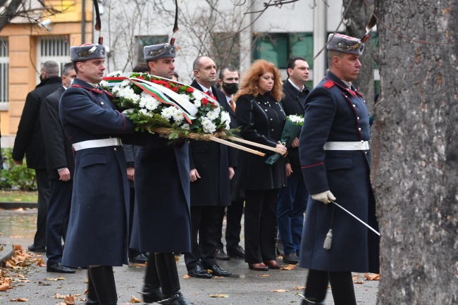 Президентът Румен Радев поднесе венец пред паметника на Никола Вапцаров