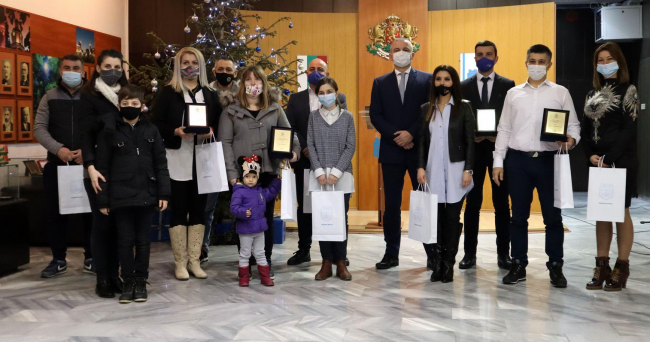 Кметът на Варна награди победителите в конкурса "Да украсим Варна за Коледа"