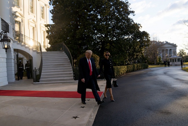 Тръмп и Мелания напуснаха Белия дом 