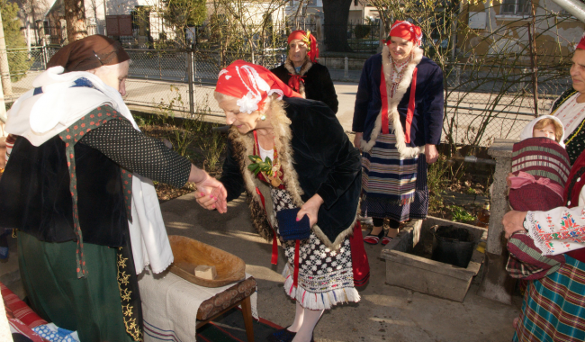 Пандемията не попречи на ритуалите за Бабинден в Силистра