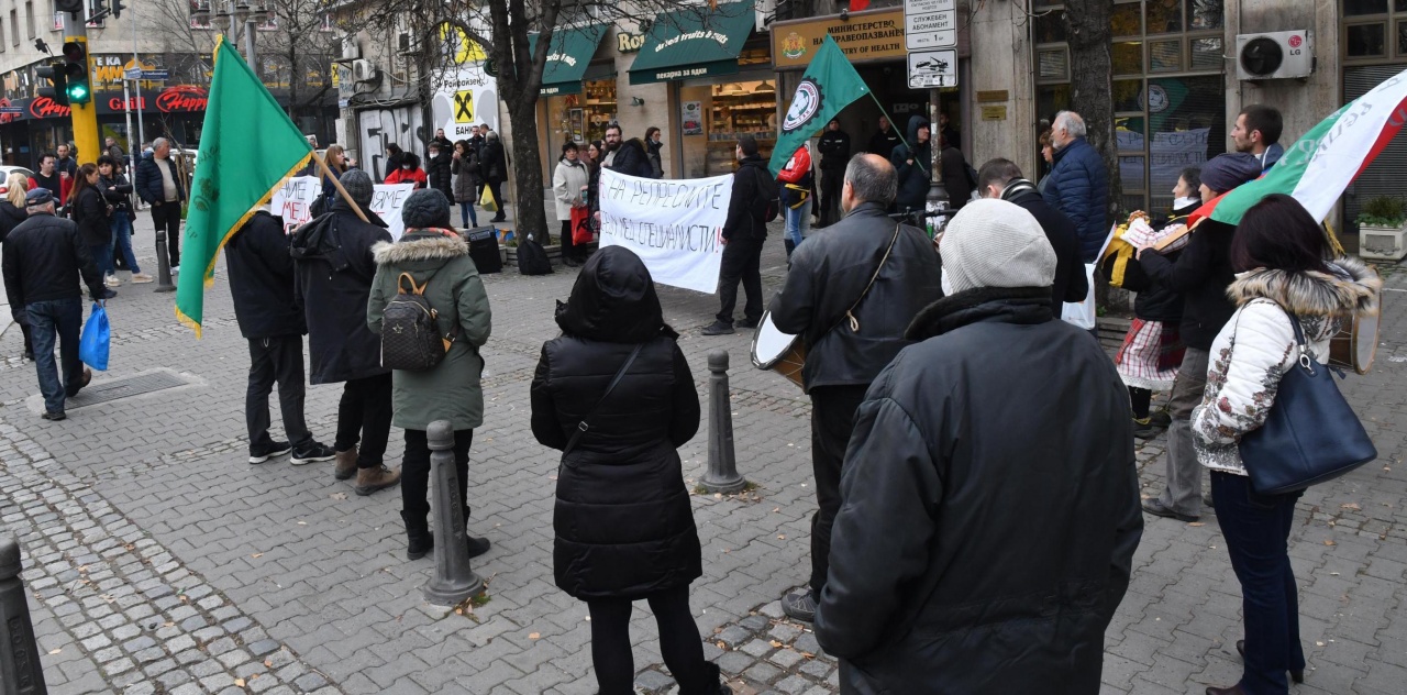 Здравни работници протестираха в София  в защита на колежка