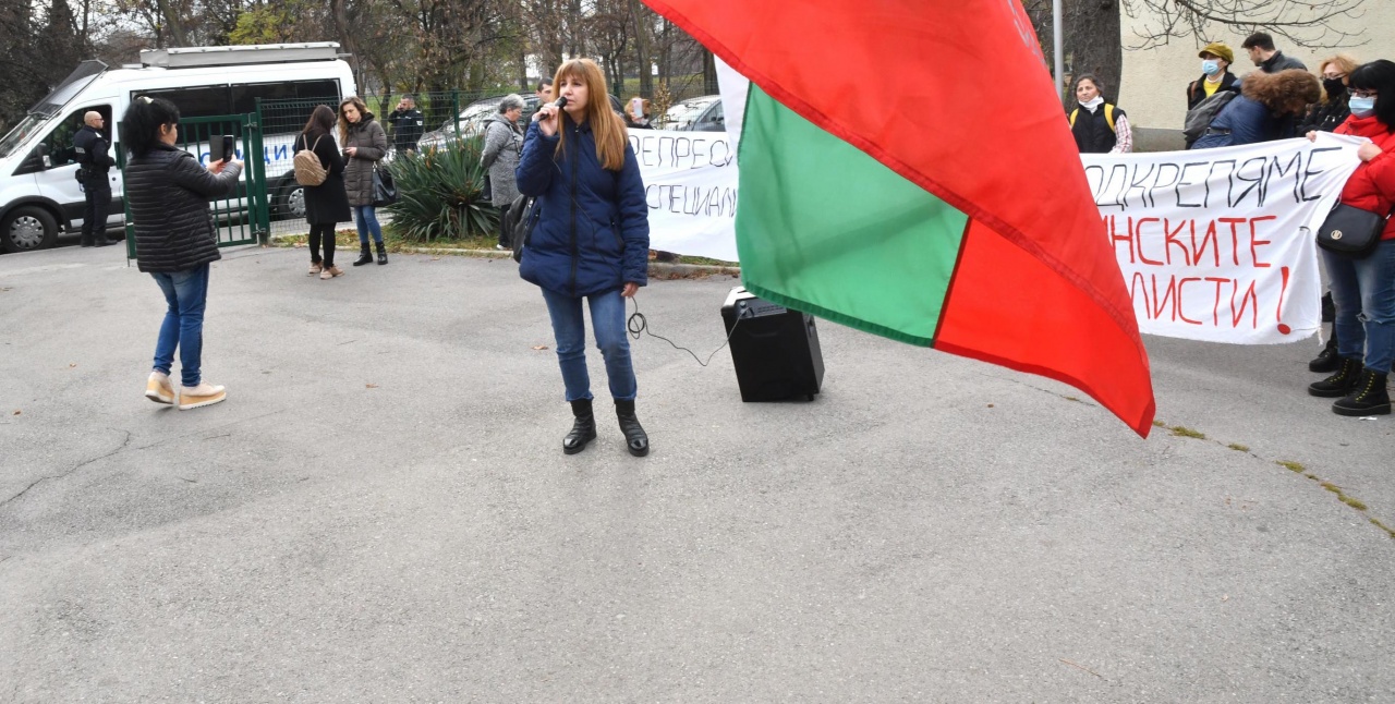 Здравни работници протестираха в София  в защита на колежка