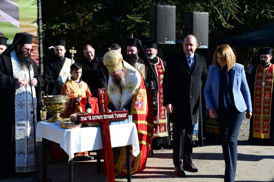 Радев и Фандъкова направиха първа копка на нова църква в столичния квартал "Люлин"