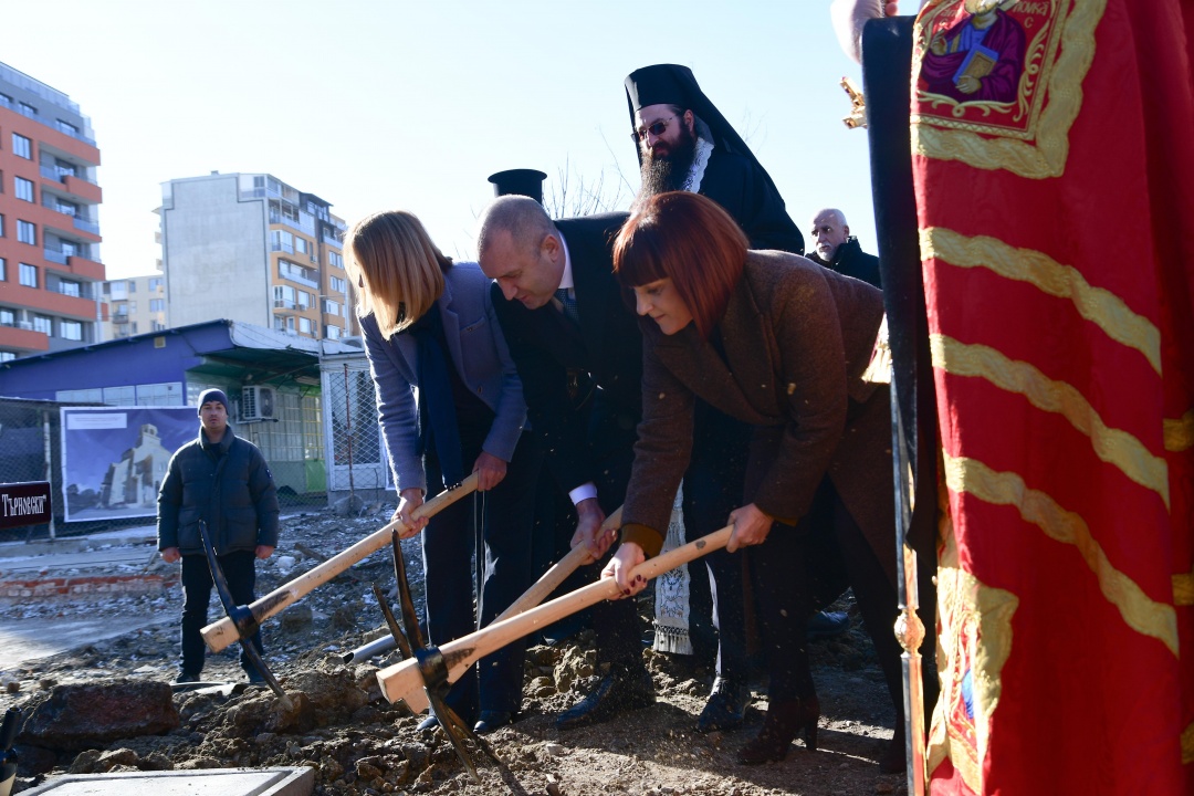 Радев и Фандъкова направиха първа копка на нова църква в столичния квартал "Люлин"