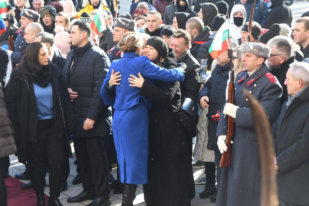 Радев и Йотова бяха посрещнати с шпалир от гвардейци пред Президентството