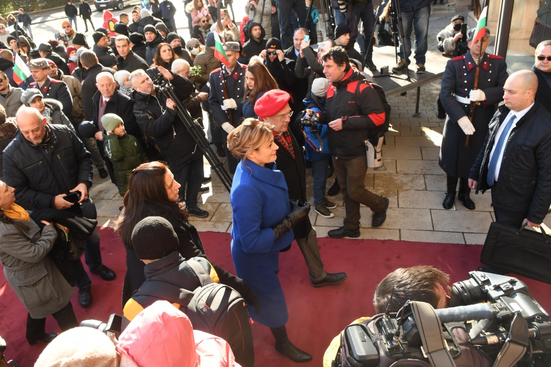 Радев и Йотова бяха посрещнати с шпалир от гвардейци пред Президентството