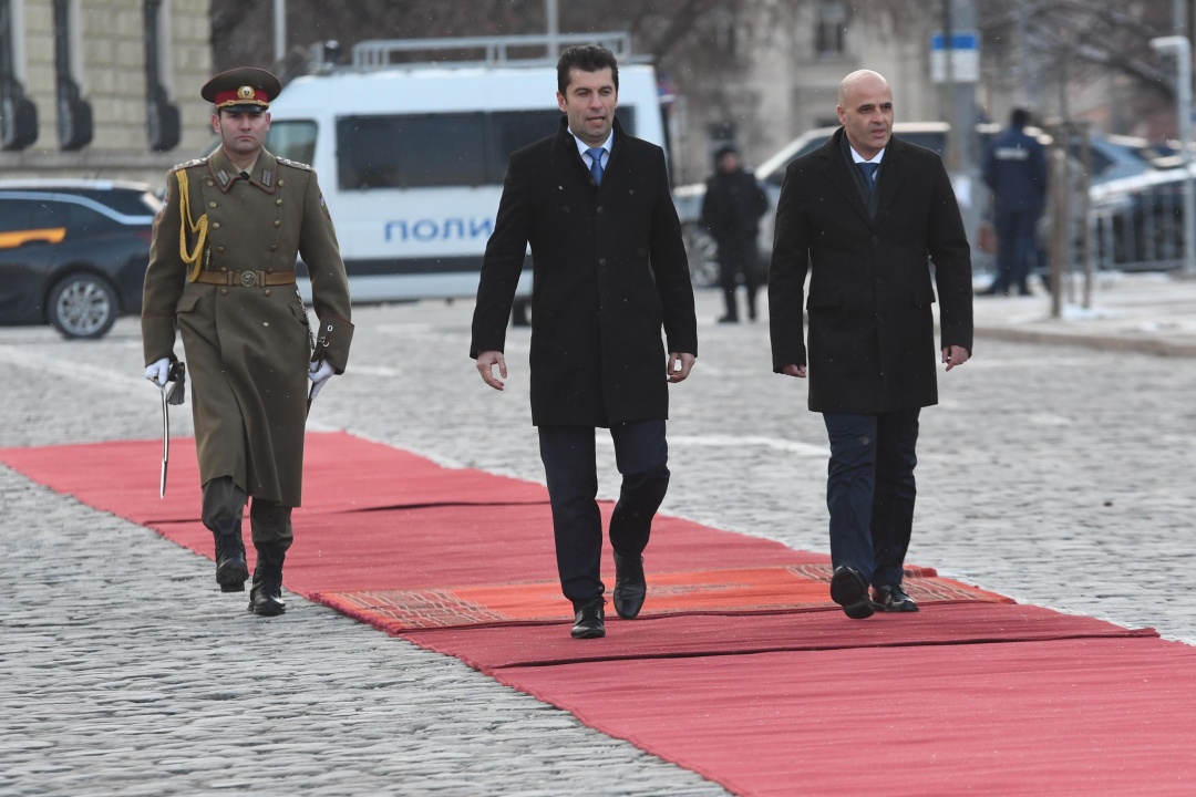 Кирил Петков посрещна премиера на Северна Македония