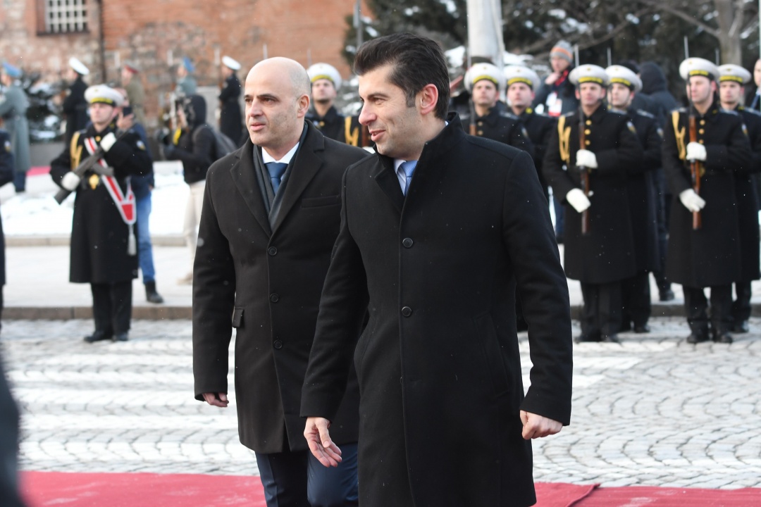 Кирил Петков посрещна премиера на Северна Македония