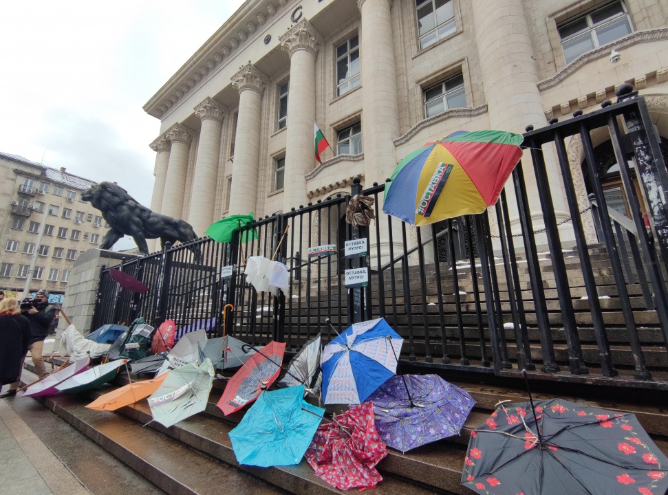 Нахвърляха счупени чадъри и развалена цаца пред Съдебната палата