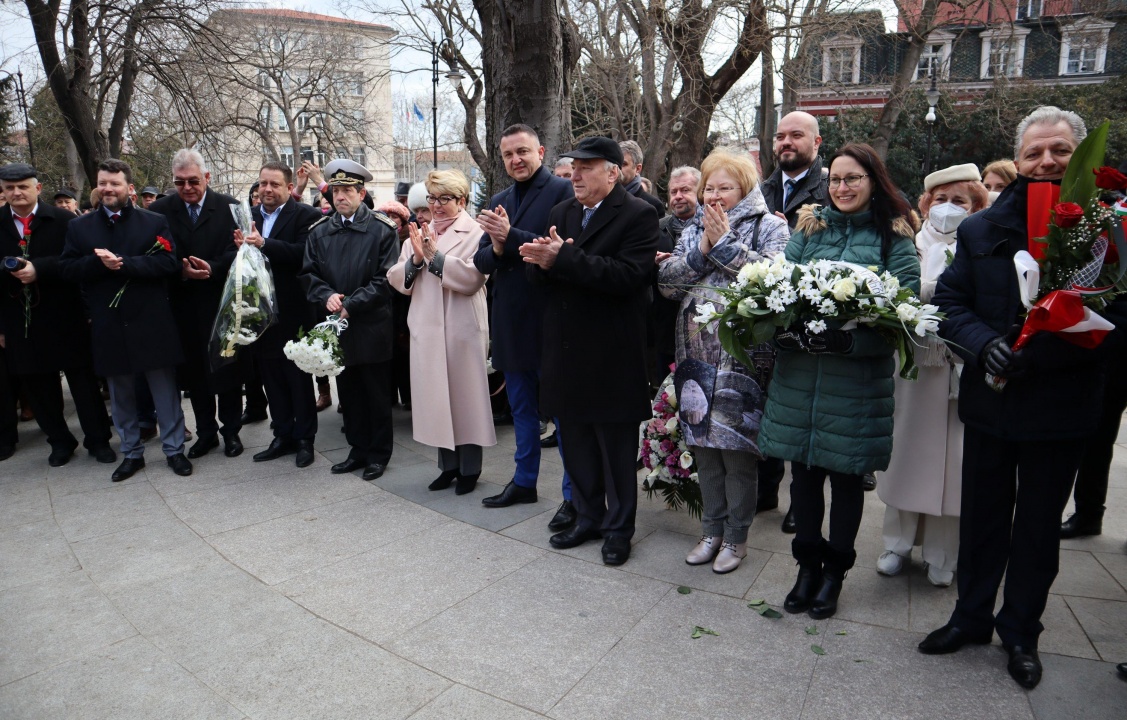 Руският посланик поднесе цветя на паметници във Варна