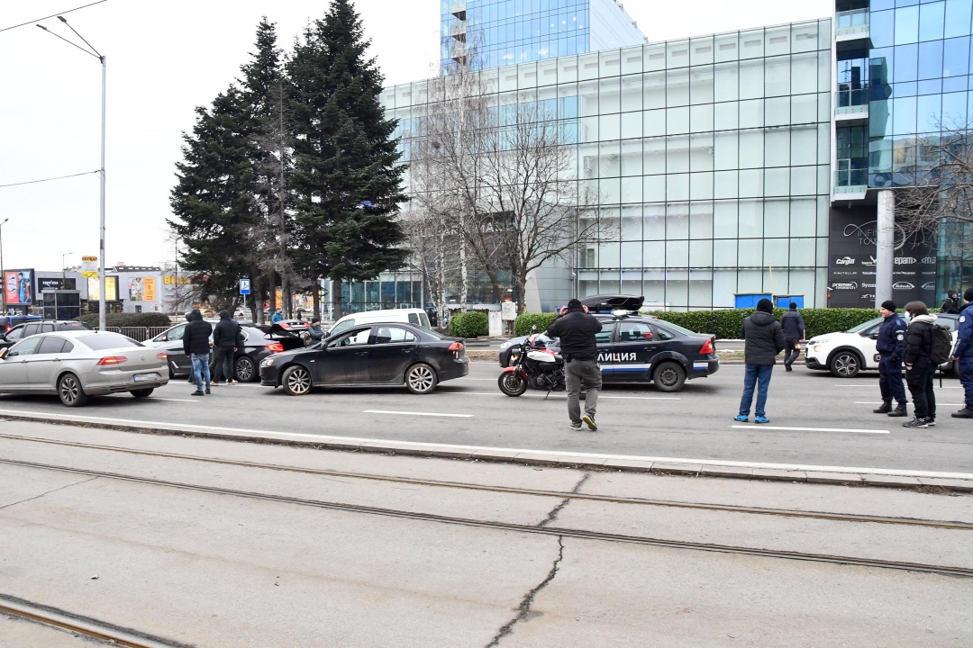 Арестуваха мъж на столичен булевард, претърсват автомобила му