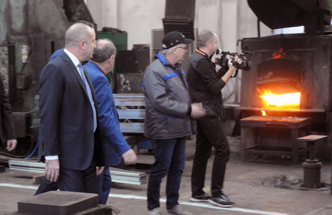 Президентът посети завода за реконструкция на товарни вагони в Бургас