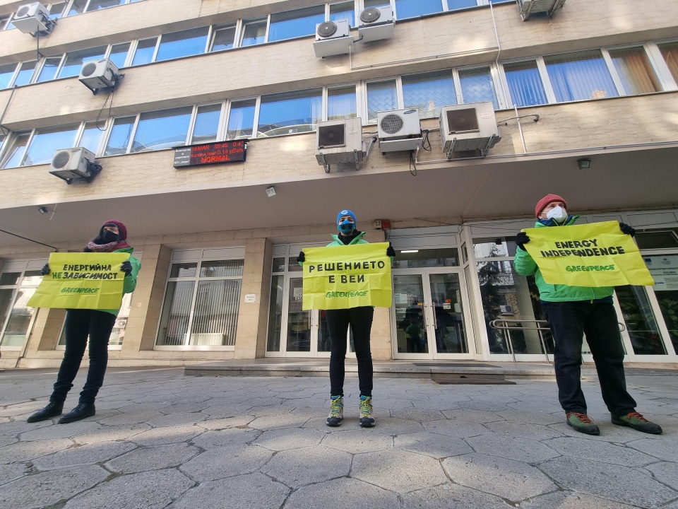 От "Грийнпийс България" нахлуха с акция в Министерство на икономиката