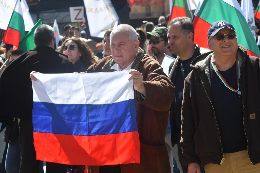 Протестиращи скандират ''Оставка'' пред НС, искат пълен военен неутралитет на България