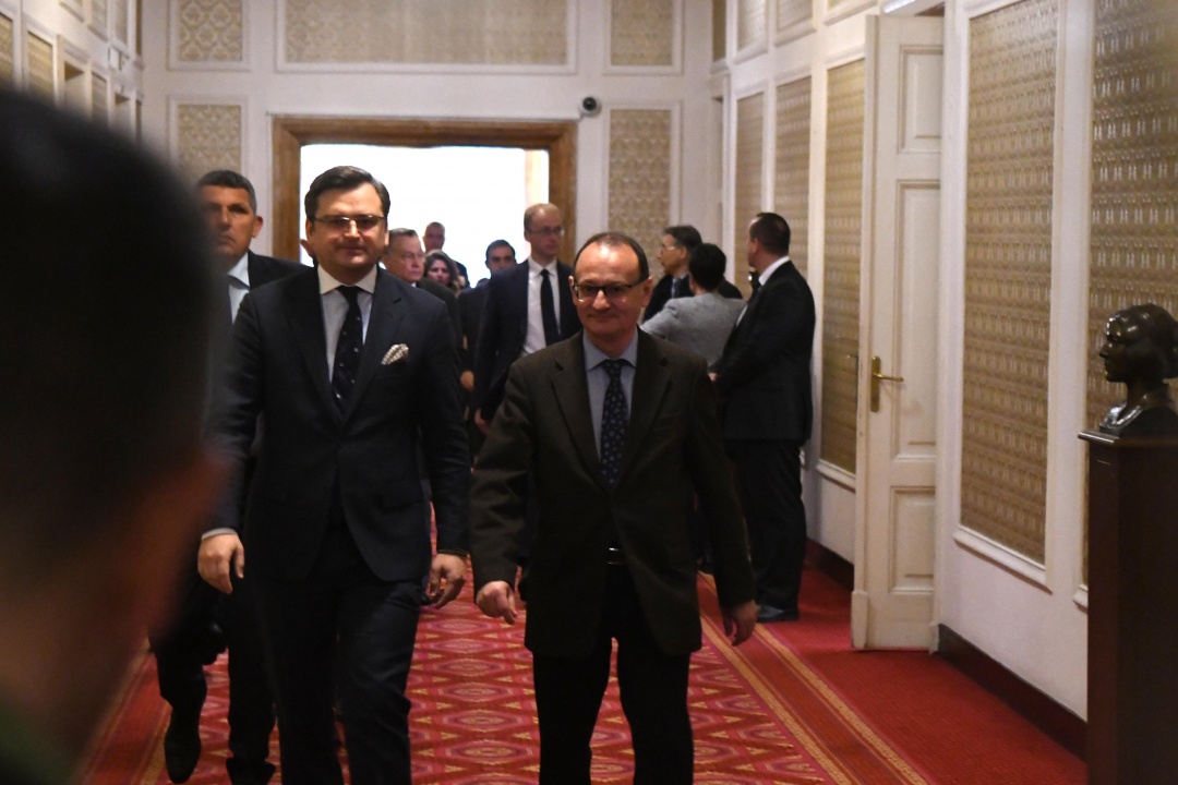 Украинският външен министър е на посещение в българския парламент