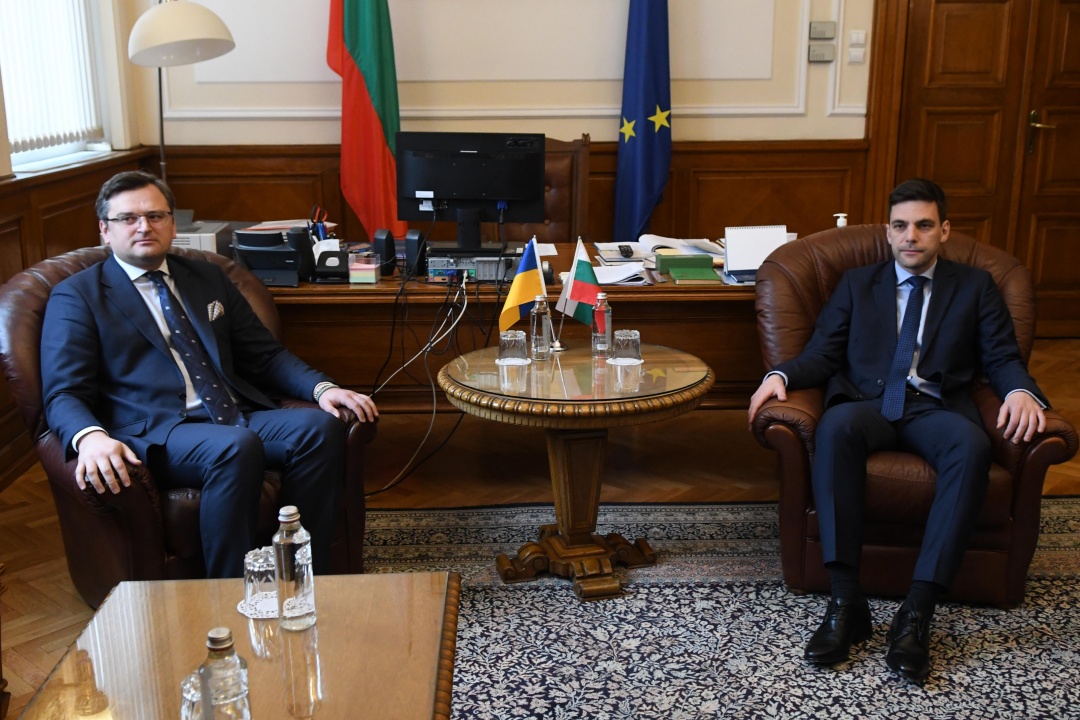 Украинският външен министър е на посещение в българския парламент
