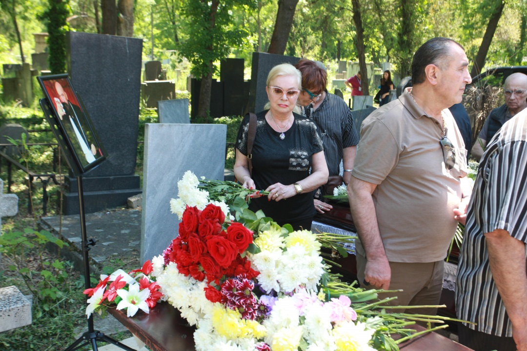 Десетки се сбогуваха с Астор