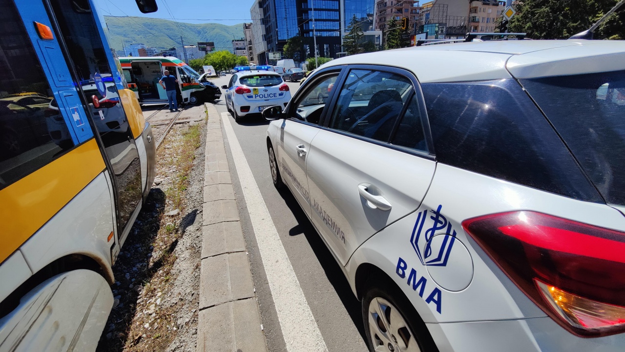 Линейка и кола се сблъскаха тежко до мол в София