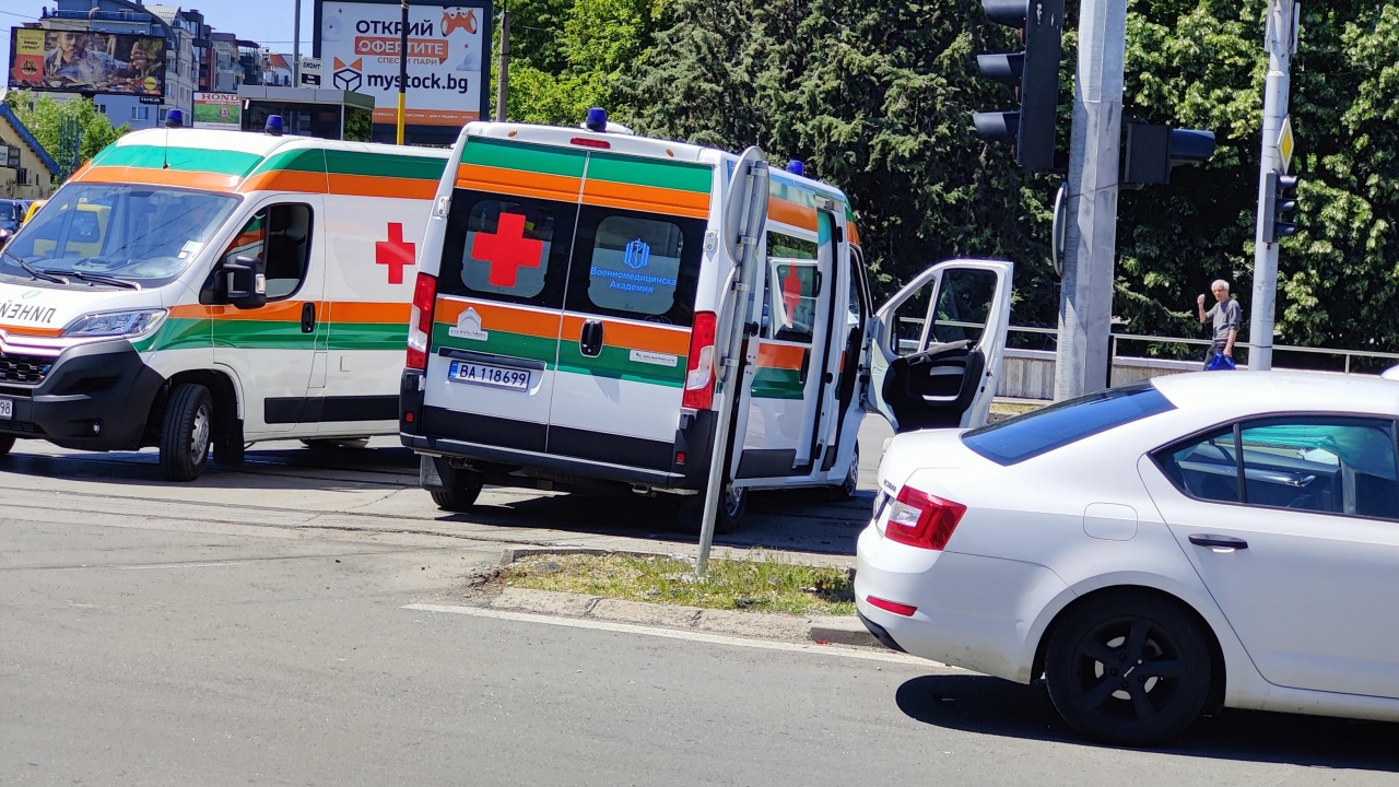 Линейка и кола се сблъскаха тежко до мол в София