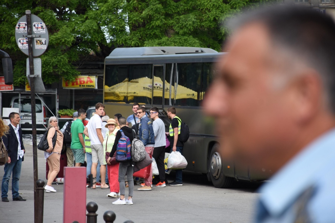Едва десетина украинци дойдоха за първия влак на жп гарата във Варна