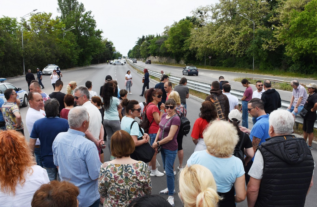 Недоволни граждани блокираха движението във Варна