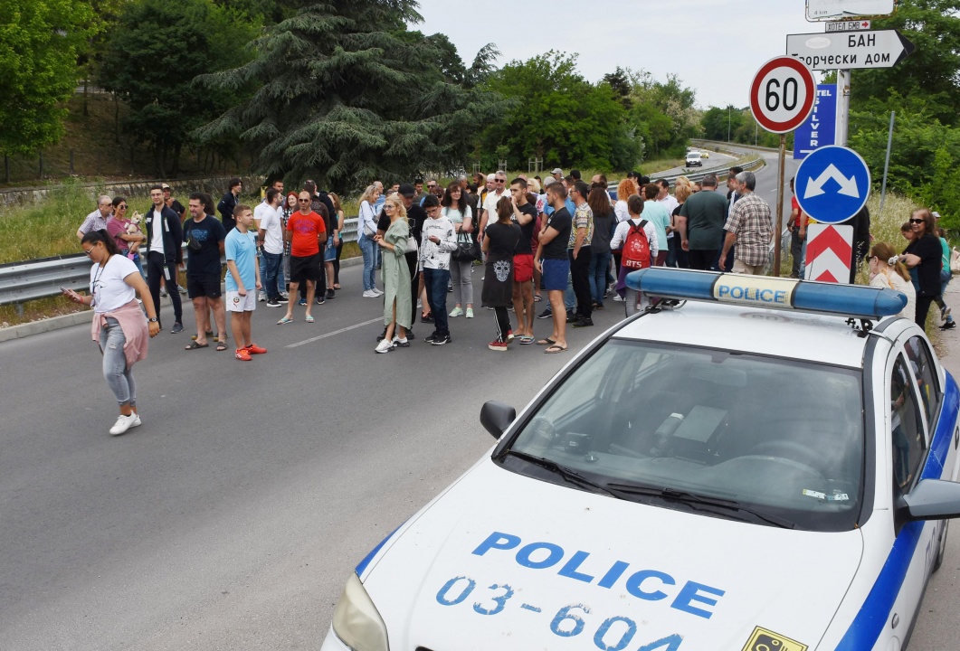 Недоволни граждани блокираха движението във Варна