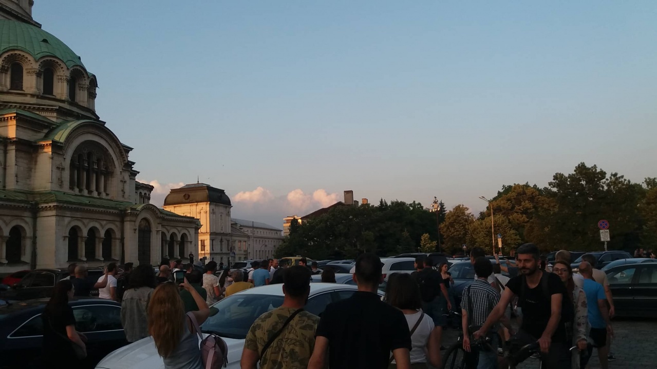 Граждани се събраха пред НС в защита на Никола Минчев