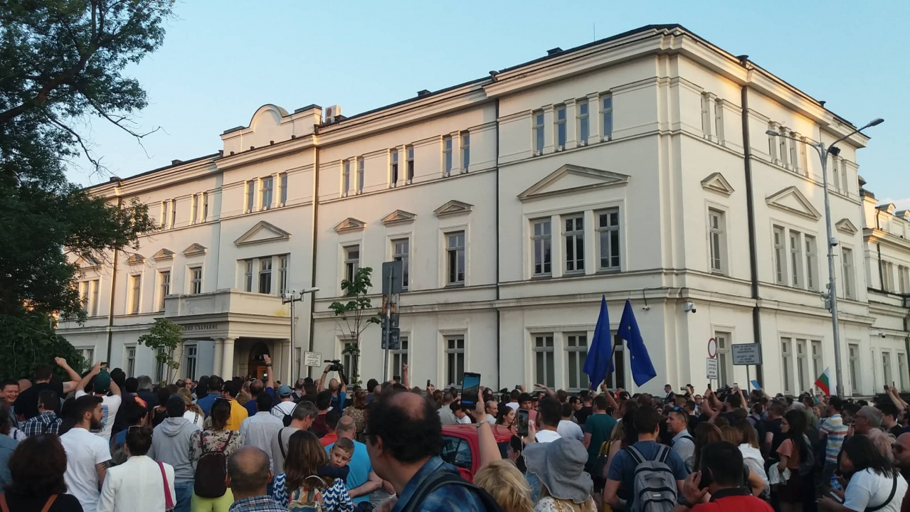 Граждани се събраха пред НС в защита на Никола Минчев