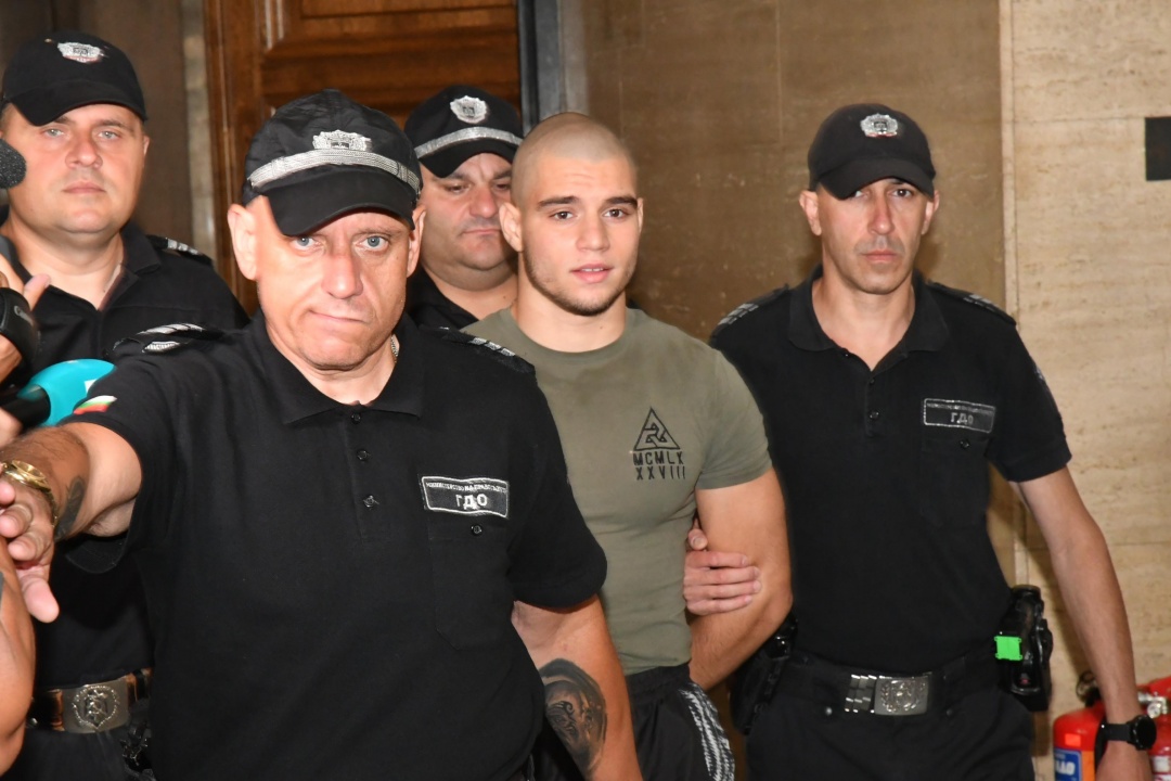 Съдът остави в ареста бияча от Перник, баща му,прокурор Бисер Михайлов, се появи в съдебната палата