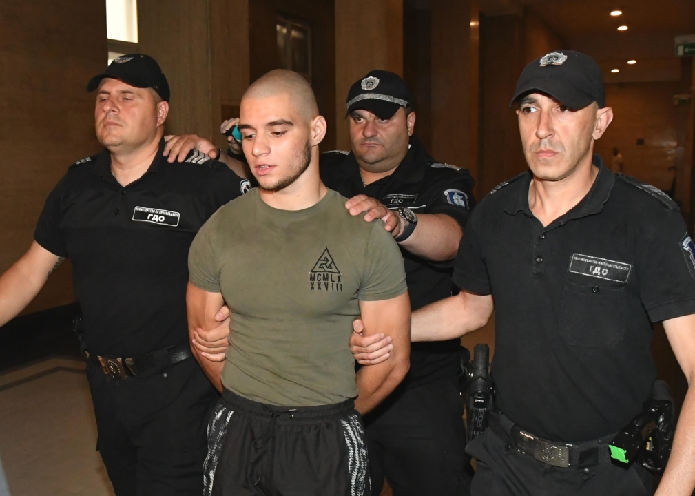 Съдът остави в ареста бияча от Перник, баща му,прокурор Бисер Михайлов, се появи в съдебната палата