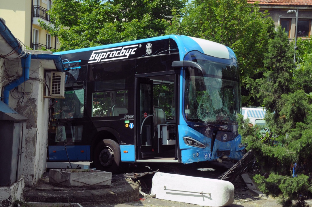 Двама са пострадали при днешната катастрофа с автобус в Бургас