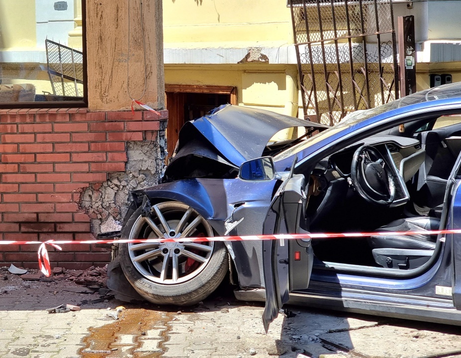 Автомобил Тесла се размаза в бар за крафт бира в София