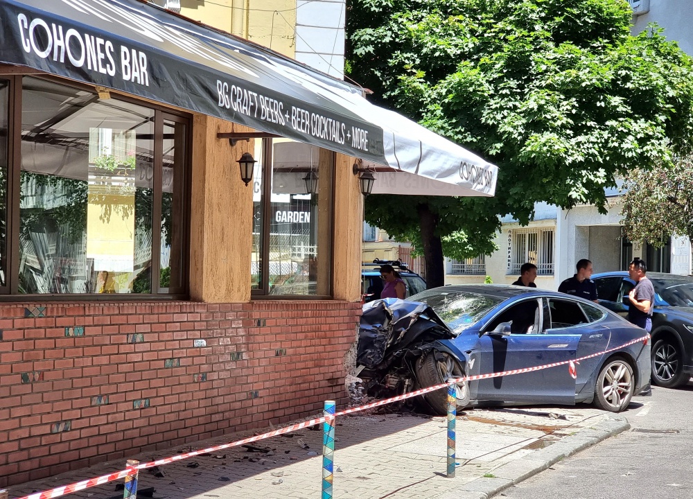 Автомобил Тесла се размаза в бар за крафт бира в София