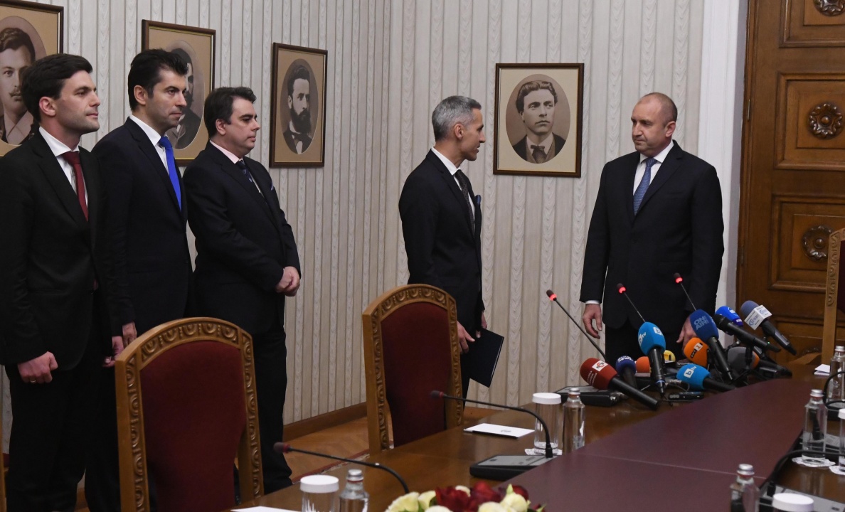 Президентът Румен Радев връчи мандата на Продължаваме промяната