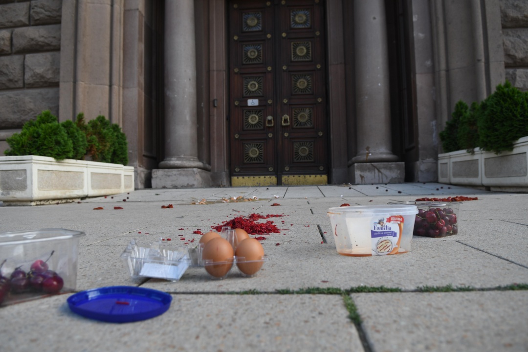 Дионисий изсипа мариновани чушки, яйца и череши пред Президентството