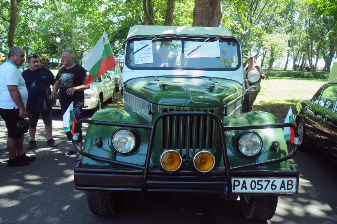 150 атрактивни автомобила на ретро парад в Бургас