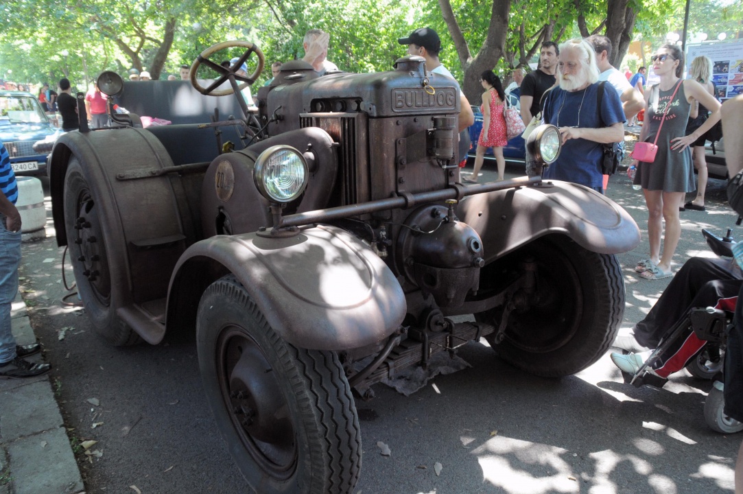 150 атрактивни автомобила на ретро парад в Бургас